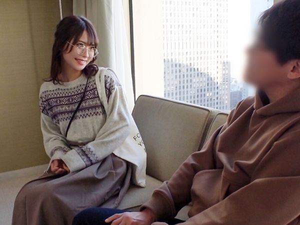 【ナンパされた受付嬢】 キュートなメガネ女子がナンパに引っかかっちゃった♡ 寂しさを埋めるようにバックで乱れる！