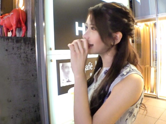 【素人ナンパ】綺麗系で清楚な見た目なのに乳首ビンビン⇒手マンで大量潮吹き！「気持ち良すぎ・・・♥」チンポにうっとりｗｗｗ