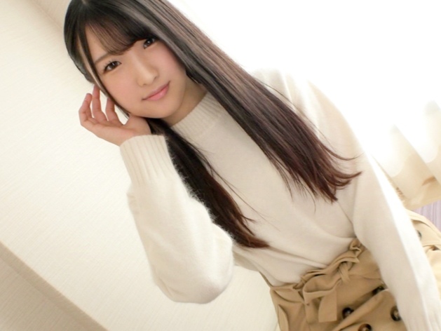 【ちっぱい美少女の騎乗位】『もっと奥まで…』ロングヘアーの小柄な女の子がチンコに跨り大胆に腰振り！キュートな顔してエッチな腰使いにフル勃起必至！♡