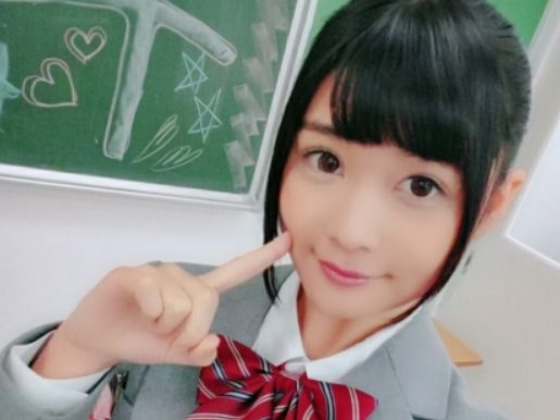 【制服JKの教室エッチ】『やだ…でも気持ちいい…』素人女子高生が机の上で大胆プレイ！いろんな体位で激しく突かれて、潮吹きが止まらない！制服姿で感じまくる姿がエロすぎる！！♡