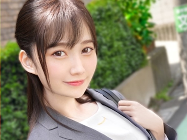 【仕事中もエロ全開OL】『仕事より気持ちいいことしよ♡』激カワOLがホテルで即尺＆即ハメ！チンポに跨り腰振りまくり、仕事のストレスをエロで発散！オフィスでは見せない本気の喘ぎ声がたまらない！