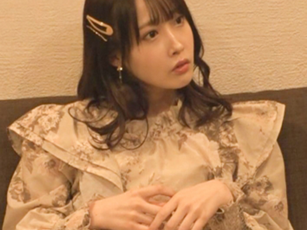 【盗撮NTR】『やだ…これって…』幼馴染のスレンダー美女が隠しカメラに気づかずフェラから生挿入！成長したカラダで禁断のセックスに溺れる…♡