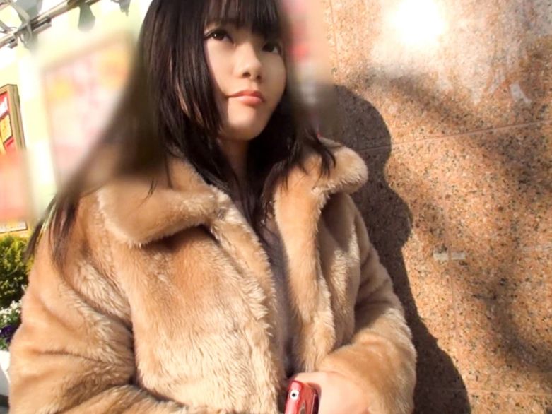 【黒髪ロングの色白美少女】かえでちゃん、チンポで感度MAX！気持ち良すぎてトロけちゃう♥ 素人娘の初々しいセックスで、ウブな反応がたまらない！！黒髪ロングが揺れる激しめプレイに注目！