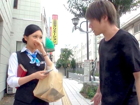 【OL制服ナンパ】『仕事中なのに…』スレンダー美人OLがホテルで大胆変身！恥じらいながらも男優のテクに卑猥な汁を垂れ流しちゃう！制服姿とのギャップがたまらない、オフィスレディの淫らな本性♥