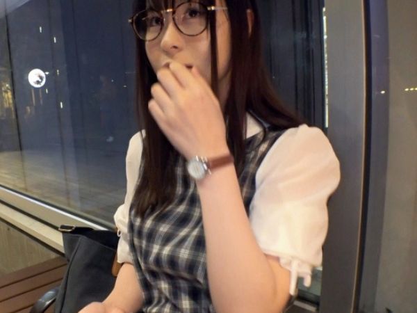 【メガネ女子ナンパ】幸薄系美女をゲット！ホテルでチンポ見せつけたら、恥じらいながらも手を伸ばすウブな反応がエロすぎる♡