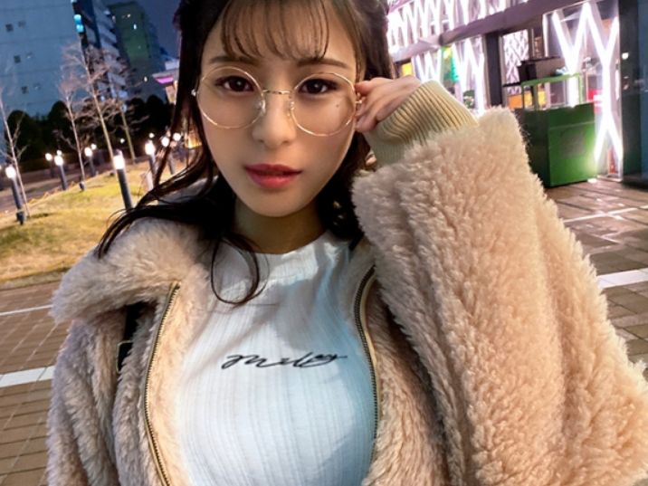 【メガネっ娘お姉さんと体操服プレイ】『外したらダメ…恥ずかしい…』メガネを外したらさらに可愛いお姉さんが、体操服姿でエッチなコスプレに挑戦!バックで激しく突かれ、感じまくる姿がエロすぎる!