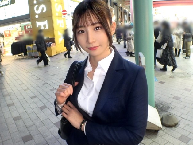 【新卒OLの秘密のハメ撮り】『もう…上司の事なんて忘れちゃう…♡』仕事のストレスを忘れるために、新卒美少女OLがハメ撮りセックスに挑戦！嫌な上司や取引先の事を忘れて、気持ちよくなっちゃう！制服を脱いだら、無邪気な笑顔でエッチな要求に応えちゃう！