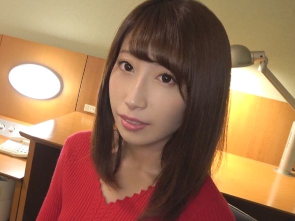 【20歳の隠れエロ娘】落ち着いた雰囲気の裏に潜むエロさ爆発♥ クンニでマン汁ダラダラ、ビクビク悶絶！ 大人びた顔で感じまくる姿がたまらない！ 素人娘の意外な本性♡