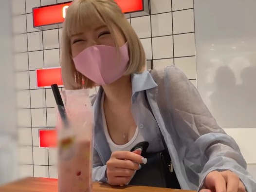 【金髪コンカフェ嬢の甘い誘惑】『もっと…♡』ギャル店員が裏オプで濃厚フェラ＆ソファ正常位！可愛い声で感じまくるエロカワセックス！