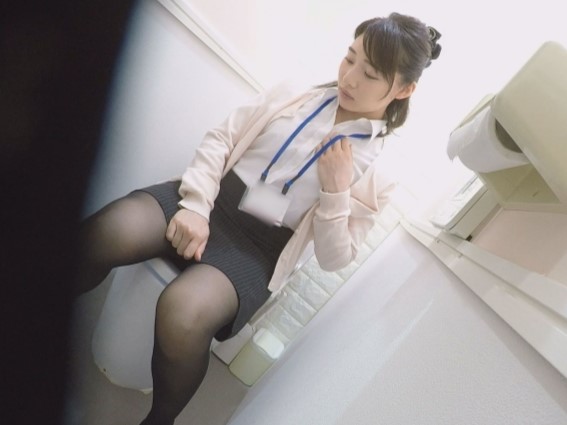 【オフィスで秘め事】『誰か来ちゃう…』パンスト美脚のOLお姉さんがトイレでこっそりオナニー！仕事中の性欲を我慢できず、指で激しくクリを刺激する淫らな姿♡